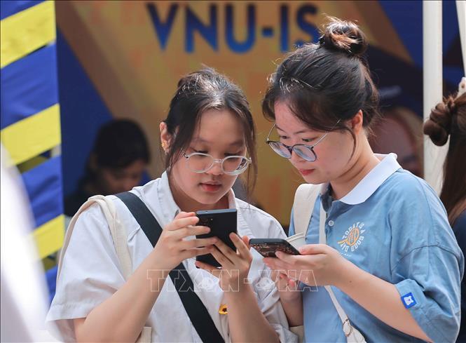 Thí sinh tìm hiểu thông tin về các chương trình, ngành học tại "Ngày xét tuyển đại học, cao đẳng năm 2024".